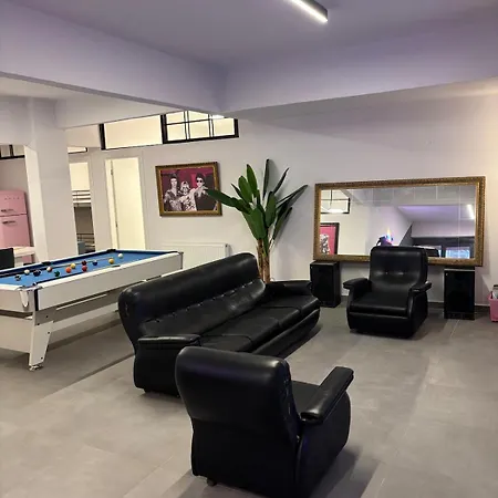 Rock N Roll Apartment, Downtown