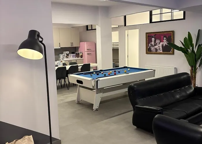 Rock N Roll Apartment, Downtown