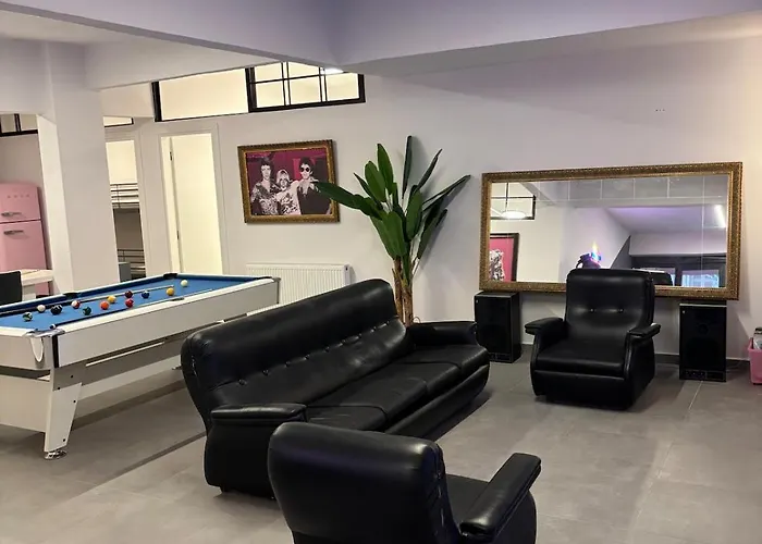 Rock N Roll Apartment, Downtown
